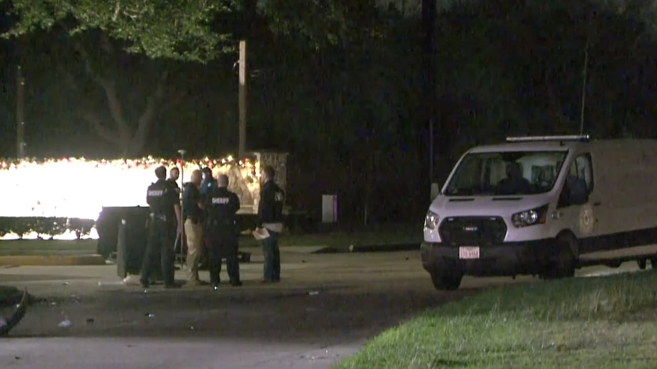 Una persona más murió en el hospital más tarde. Las autoridades investigan si los conductores estaban bajo los efectos del alcohol, de ser así, se les presentarán cargos, dijo el sargento Beaty de la Oficina del Sheriff del condado Harris.