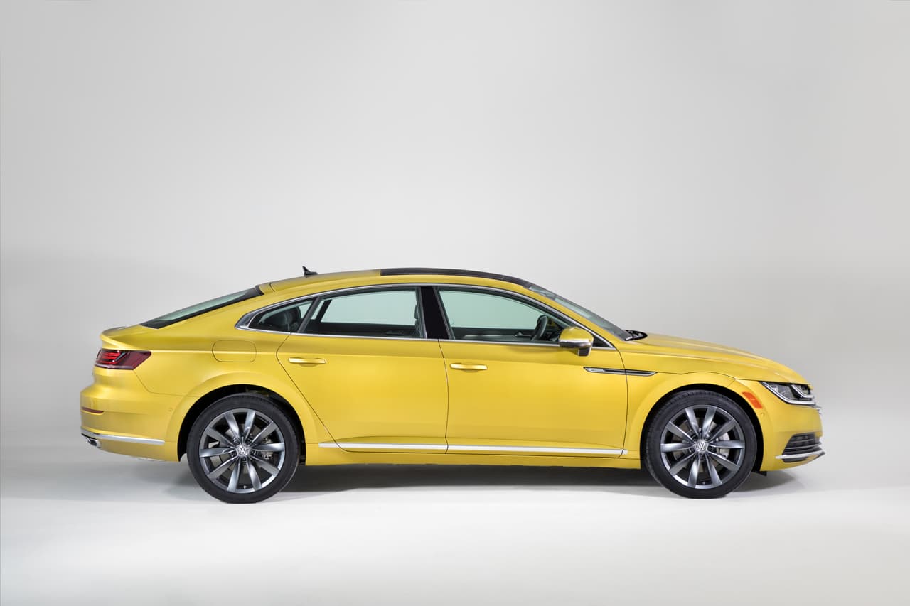 El Arteon es el más reciente producto de Volkswagen basado en la versátil
<b>arquitectura modular modificable MQB</b>, que sostiene vehículos tan diversos como el compacto
<b>Golf</b> y la camioneta full size
<b>Atlas</b>. A diferencias de sus compañeros de plataforma el Arteon tiene pretensiones muy altas.