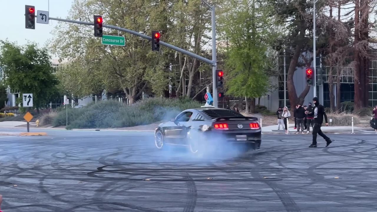 Los espectáculos secundarios, una práctica que se originó en el Área de la Bahía en la década de 1980, involucran a conductores que se reúnen en lotes baldíos o intersecciones públicas para exhibir automóviles y realizar acrobacias, como donas.
<br>
