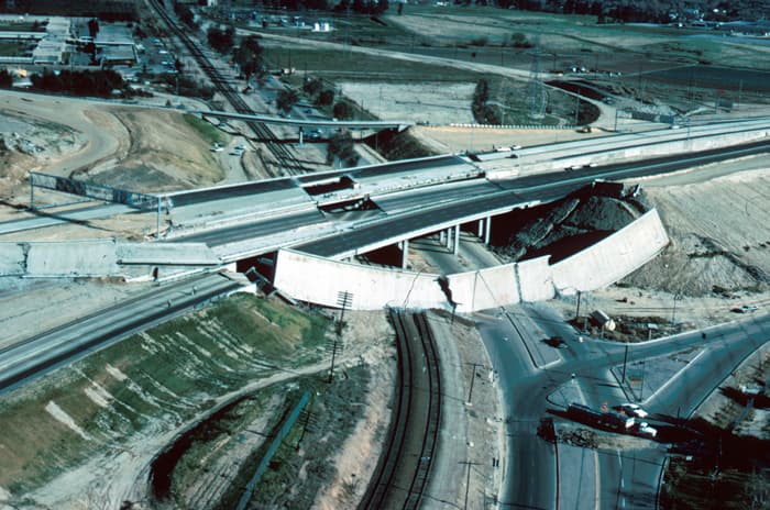 Fecha: 9 de febrero de 1971
<br>Magnitud: 6.6
<br>Epicentro:
<b>San Fernando</b>
<br>Daños: 65 muertos
<br>