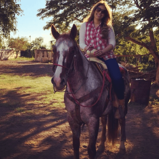 La locutora pasa las tardes montando a caballo y disfrutando de los bellos paisajes.