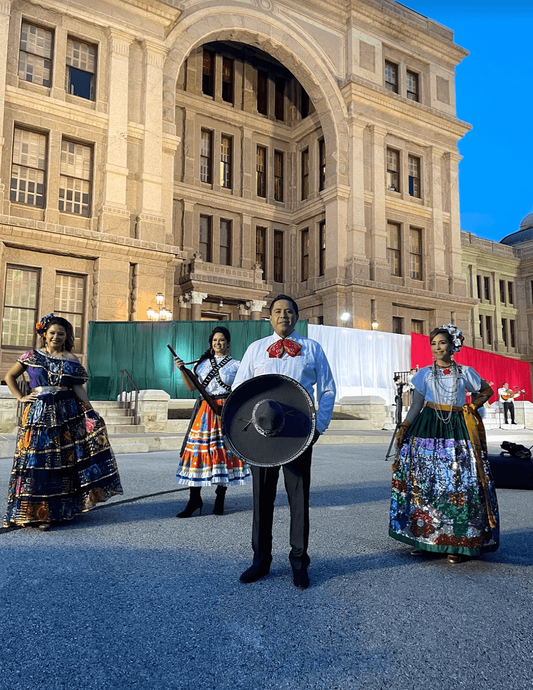 Los presentadores frente al Capitolio de Texas.