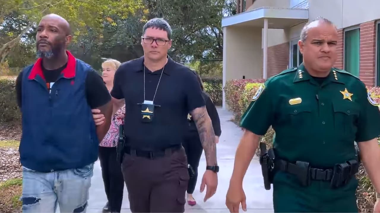 Más de 50 golpes con un cinturón: captan el momento en que un padre ataca a su hijo de 12 años por desordenar el sofá