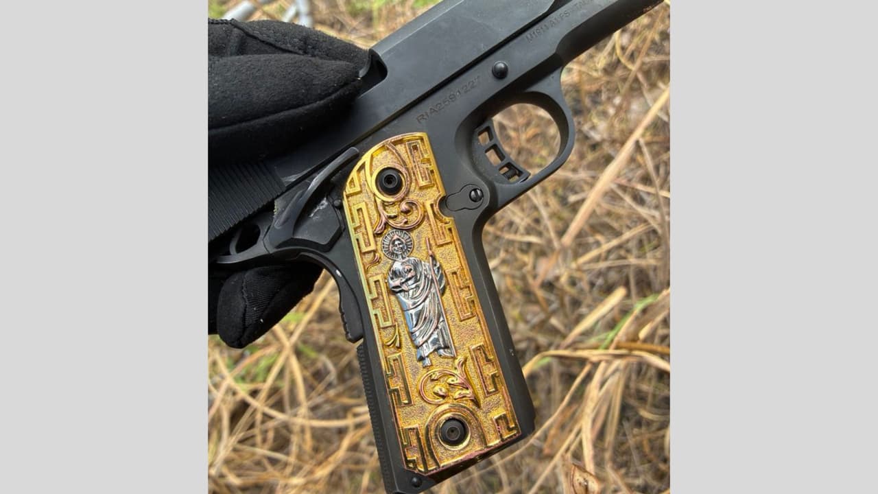 Un pasajero que acompañaba al sospechoso salió del vehículo, se entregó a autoridades y reveló que había armas en la camioneta.