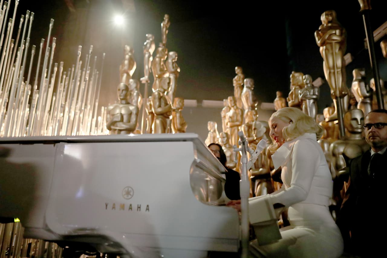 Al piano, Gaga sacó la garra para hacer de este momento uno de los más emocionantes de la ceremonia.