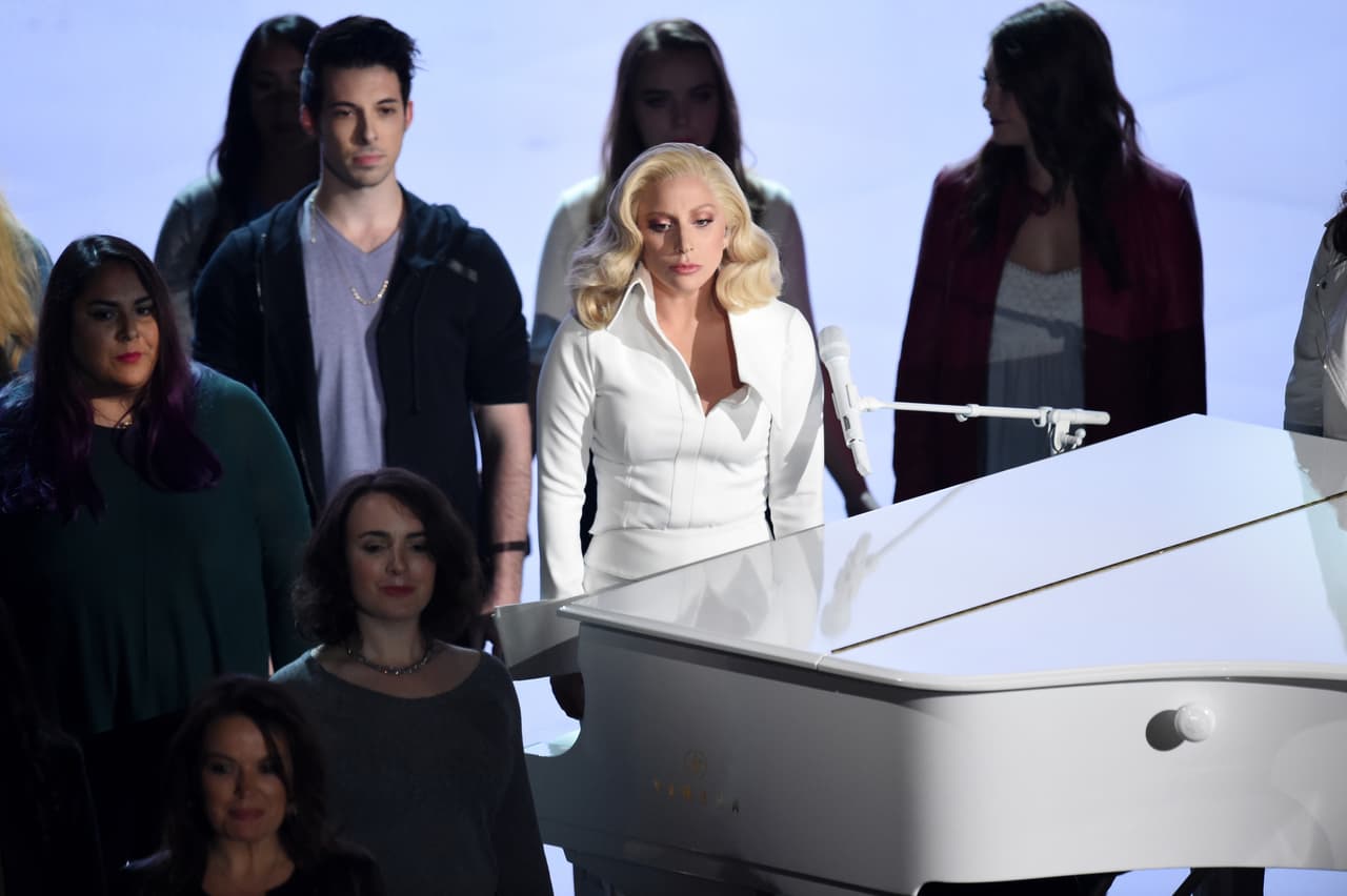 El sentimiento estuvo a flor de piel y gracias a ello ha recibido críticas favorables, como en Billboard, que calificó este momento del Oscar como uno de los mejores.