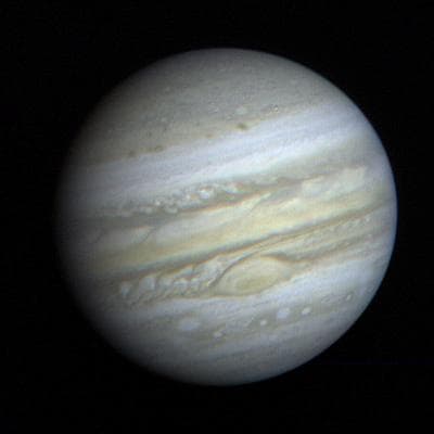 La sonda Cassini de la NASA obtuvo esta espectacular y detallada vista global en color de Júpiter, mostrando sus dinámicas y complejas bandas de nubes atmosféricas, tormentas arremolinadas y la icónica Gran Mancha Roja, tomada el 29 de diciembre de 2000.