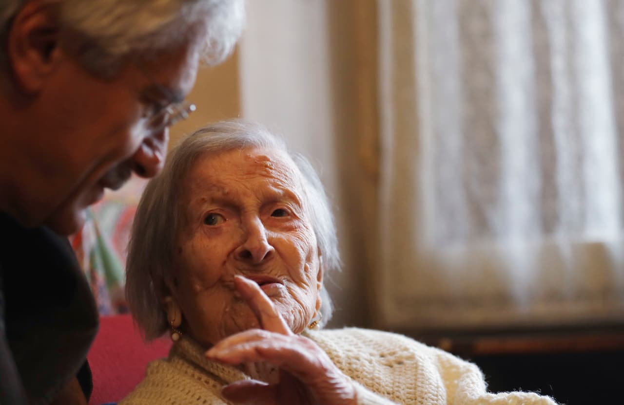 Carlo Bava, su médico por dos décadas, considera que el truco yace en "envejecer junto a las personas que amas". (Foto de Antonio Calanni/AP)