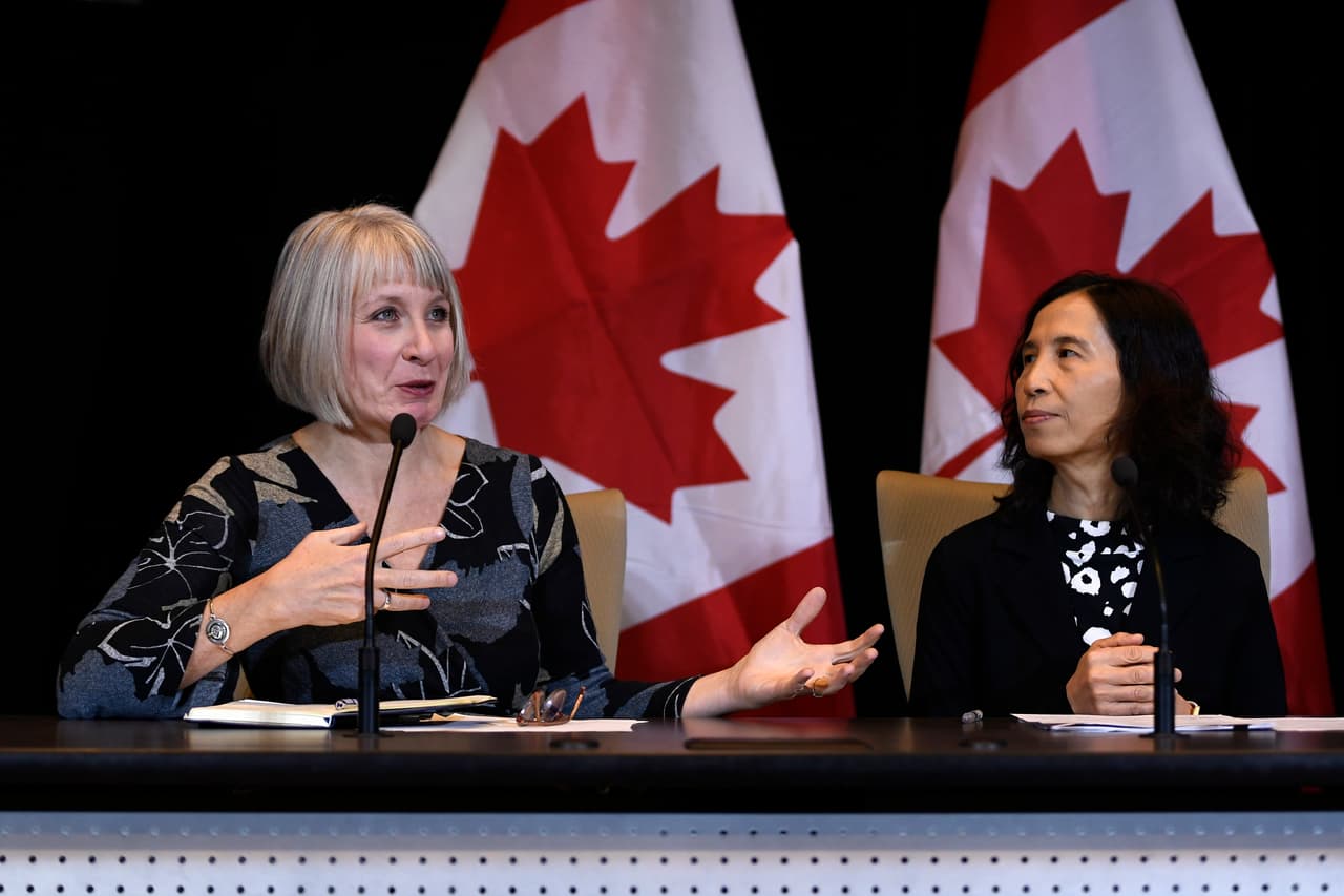 La ministra canadiense de Salud Patty Hadju y la doctora Theresa Tam, directora de salud pública de Canadá, dan un informe sobre el coronavirus, en Ottawa, el domingo 26 de enero de 2020.