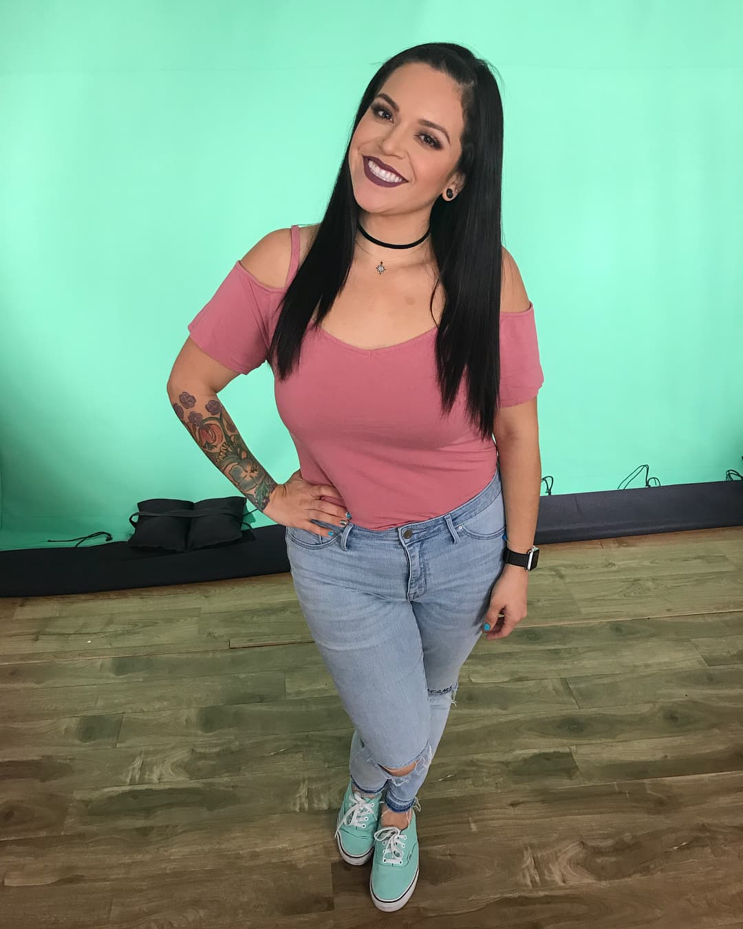 "Su nieta es una hipócrita va a darse golpes de pecho y a la vez le pone el cuerno al marido. Tanto que alaba al señor y se le olvidó que en la Biblia está escrito que lo que Dios une, no lo separa el hombre", es parte del fuerte mensaje que escribió esta usuaria en la publicación de
<a href="https://www.univision.com/entretenimiento/dona-rosa-aclara-si-jenni-rivera-pago-la-casa-que-esta-reconstruyendo-video">la madre de Jenni Rivera</a>.