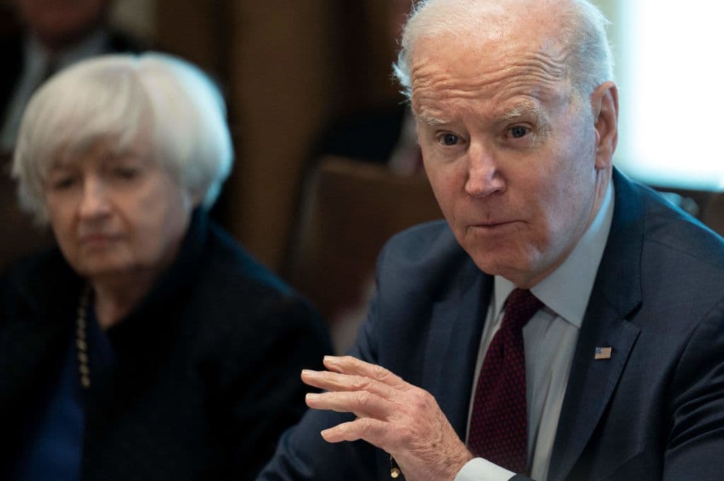 El presidente Joe Biden con la secretaria del Tesoro, Janet Yellen, en una reunión de gabinete este jueves 3 de marzo de 2022.