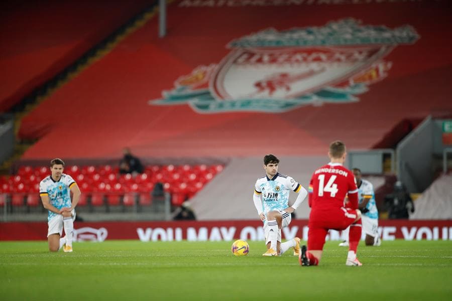 La escuadra campeona de la Premier League, no tuvo piedad y anotó cuatro tantos contra el Wolverhampton del mexicano Raúl Jiménez, quien sigue en recuperación. Los goles corrieron a cargo de Mohamed Salah, Wijnaldum, Matip y Semedo, durante la Jornada 10.