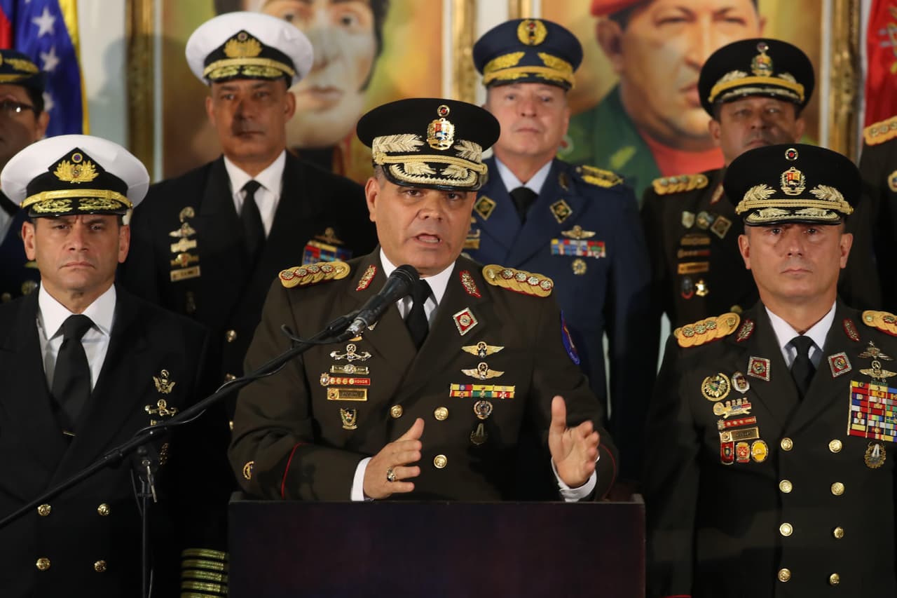 CAR05. CARACAS (VENEZUELA), 24/01/2019.- El ministro de Defensa, Vladimir Padrino López, ofrece una rueda de prensa este jueves, en Caracas (Venezuela). Padrino rechazó la autoproclamación del líder del Parlamento, Juan Guaidó, como "presidente encargado" del país, y consideró que este hecho como un "evento reprochable" que acarrea una alta peligrosidad. EFE/ Miguel Gutiérrez