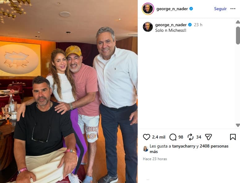 Shakira posando en una foto con Antonio de la Rúa.