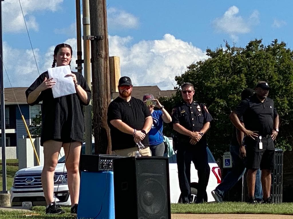La joven de la camisa negra es quien organizó la manifestación. Ella tiene 17 años de edad.
<br>