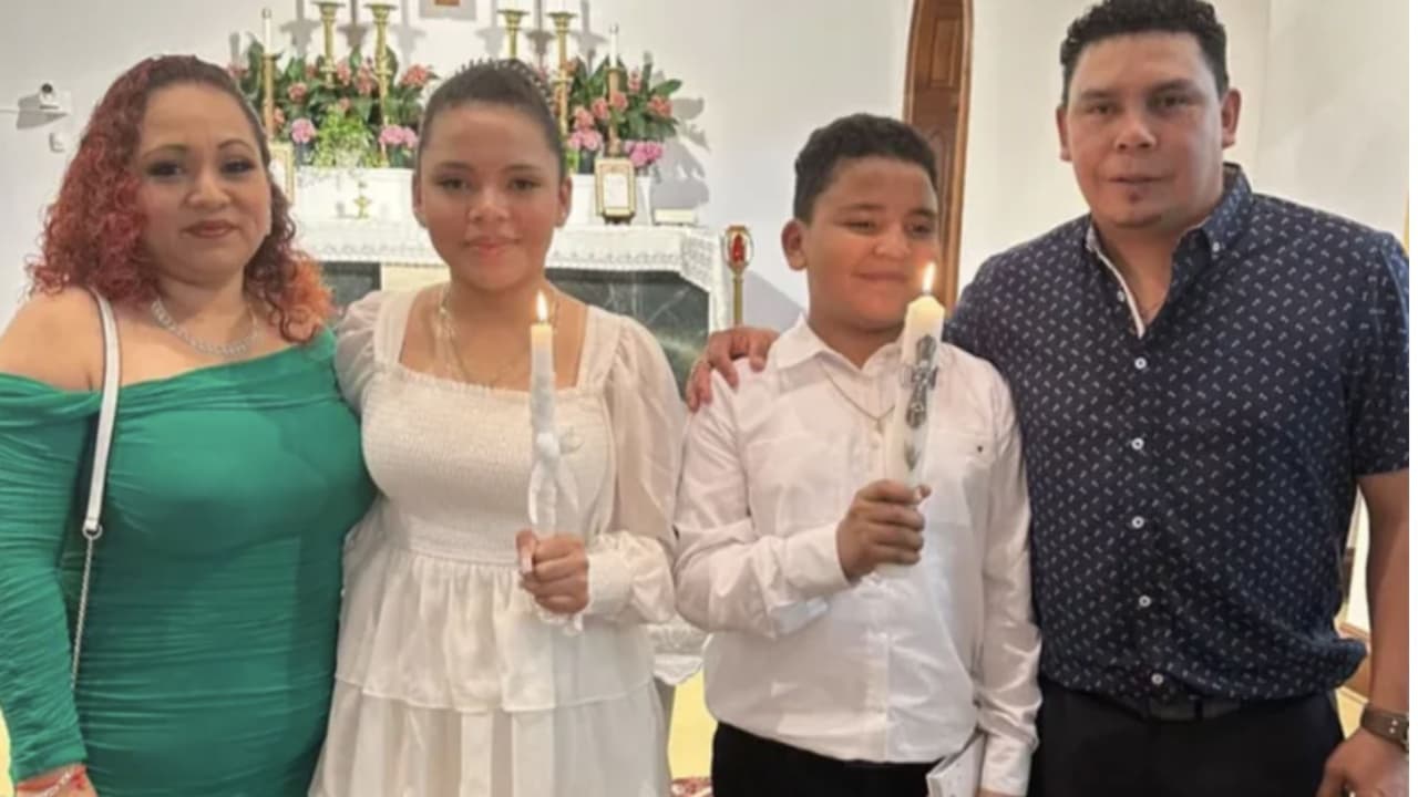 <h2 class="cms-H2-H2">Familia muere por intoxicación de monóxido</h2>
<br>
<h3 class="cms-H3-H3">Georgia</h3>
<br>
<br>Ashley Reyes, de 14 años,
<b>se preparaba para su fiesta de XV años cuando su papá, su mamá y su hermano de 13 años murieron </b>en su casa mientras intentaban resguardarse del huracán Helene.
<br>
<br>Los fallecidos fueron identificados como Arbelio Reyes, de 41 años, Fabiola Setina, de 39 años, y Oswaldo Reyes, de 13 años.
<br>
<br>La familia habría muerto presuntamente por
<b>intoxicación por monóxido de carbono</b> debido a un generador de gas en su casa, ubicada en la calle Blossom Drive, en Savannah.
<br>
<br>
<i><a href="https://www.univision.com/local/atlanta-wuvg/familia-hispana-muerte-georgia-helene">Mira aquí la historia completa.</a></i>