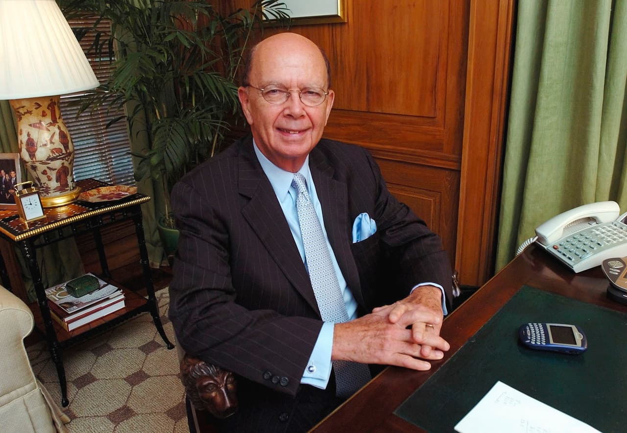 El tamaño de su emporio continúa creciendo exponencialmente. En 2004 forma el International Coal Group (ICG) después de comprar los activos de Horizon Natural Resources en una subasta de bancarrota. A finales de ese año fusiona la ISG con Mittal Steel por $ 4.5 mil millones de dólares. Esta fotografía de Wilbur Ross de 2004 fue tomada en su casa de West Palm Beach, Florida, localizada muy cerca de Mar-a-Lago, la famosa propiedad de Donald Trump. Ambos empresarios también tienen sus residencias muy cerca en Nueva York.