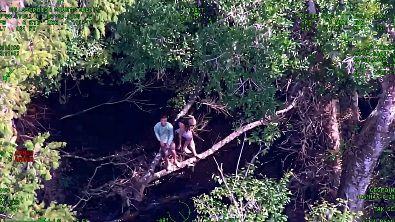Su bote volcó y terminó río abajo: rescatan a dos hombres aferrados a un árbol