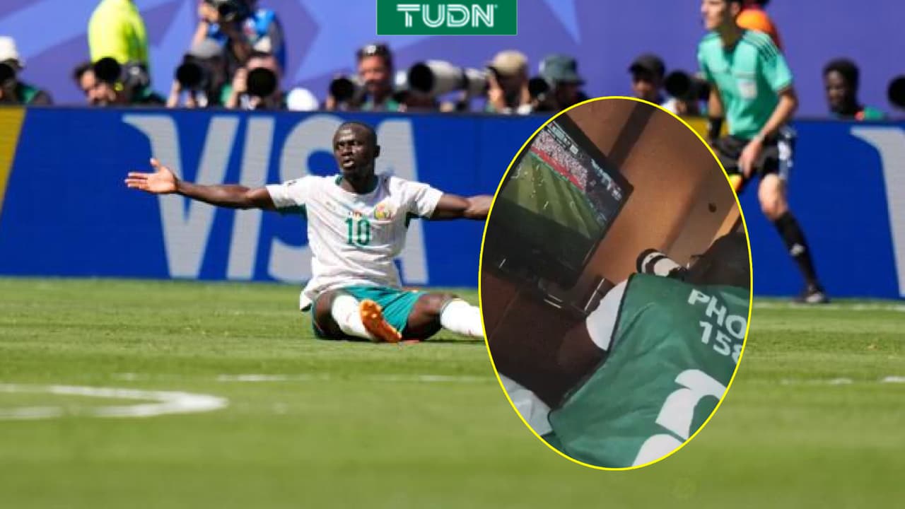 Periodista senegalés toma fotos del encuentro ante Irak desde televisor