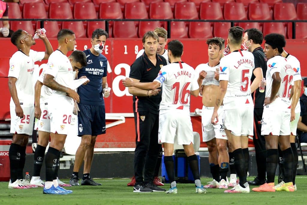 Julen Lopetegui aprovecha el momento de hidratación para darle instrucciones a sus jugadores.