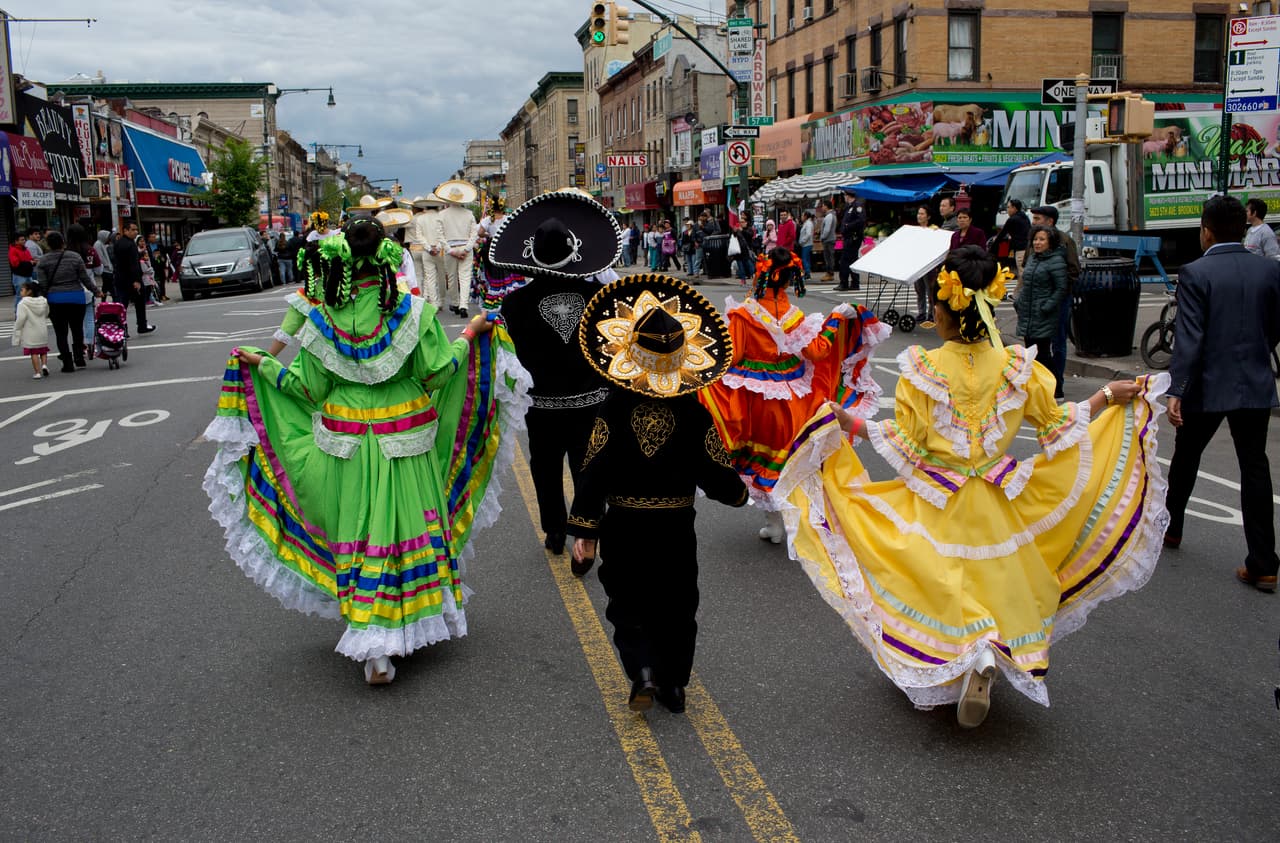 <b>Lugares donde hay un desfile, una manifestación o un mitin en curso.</b>
<br>
<br>“La pregunta fundamental es si nuestra acción de aplicación impediría que las personas accedan al área protegida para recibir servicios esenciales o participar en actividades esenciales”, recalcó el Secretario del Departamento de Seguridad Nacional.
<br>