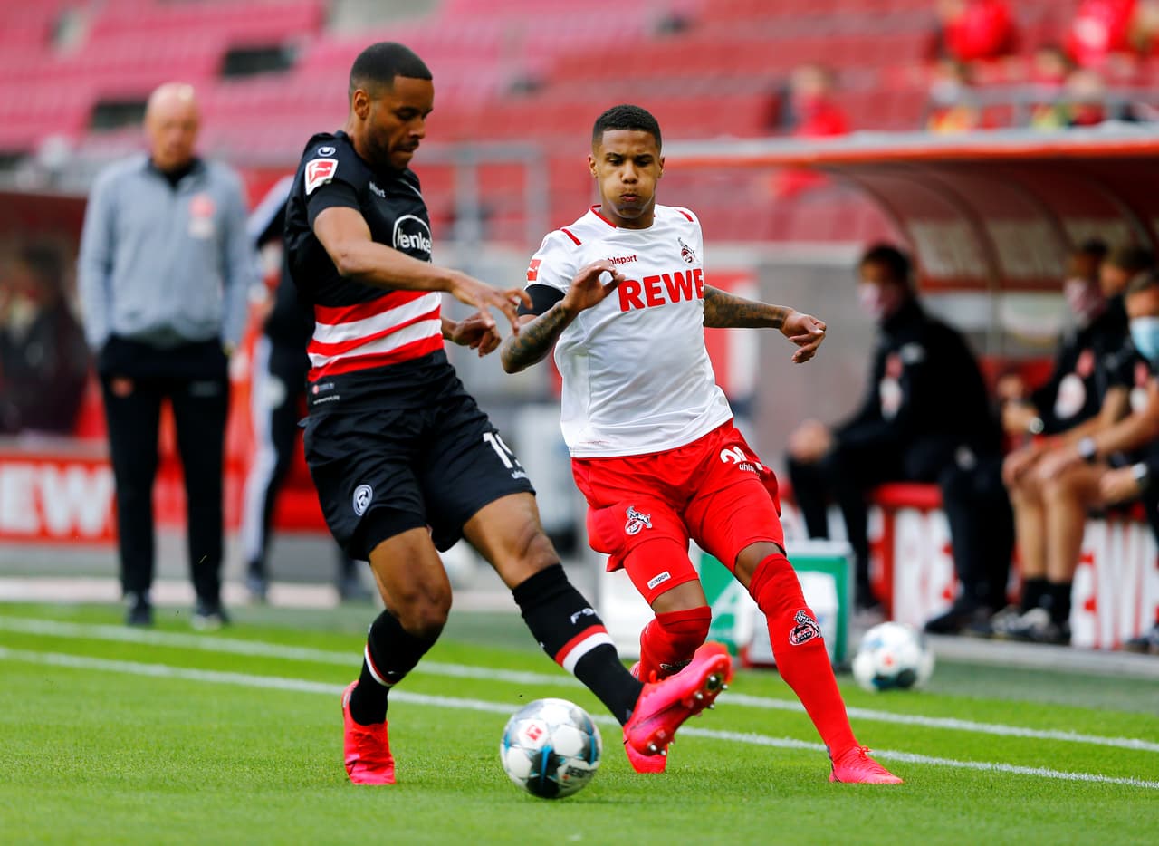 Ismail Jakobs mira cómo Mathias Jorgensen se lleva el balón.