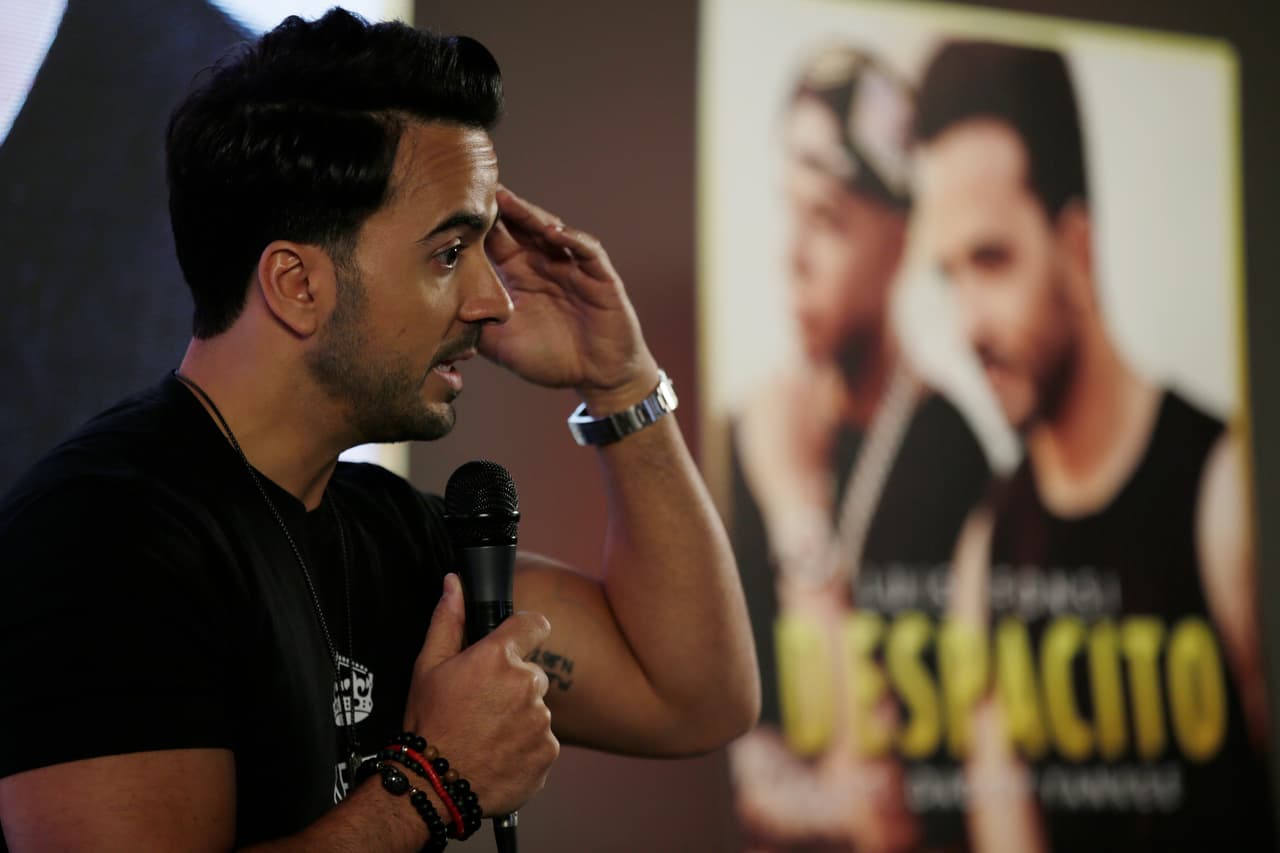 Por cantar 'Despacito' este piloto interrumpió la comunicación de todo un aeropuerto en Argentina