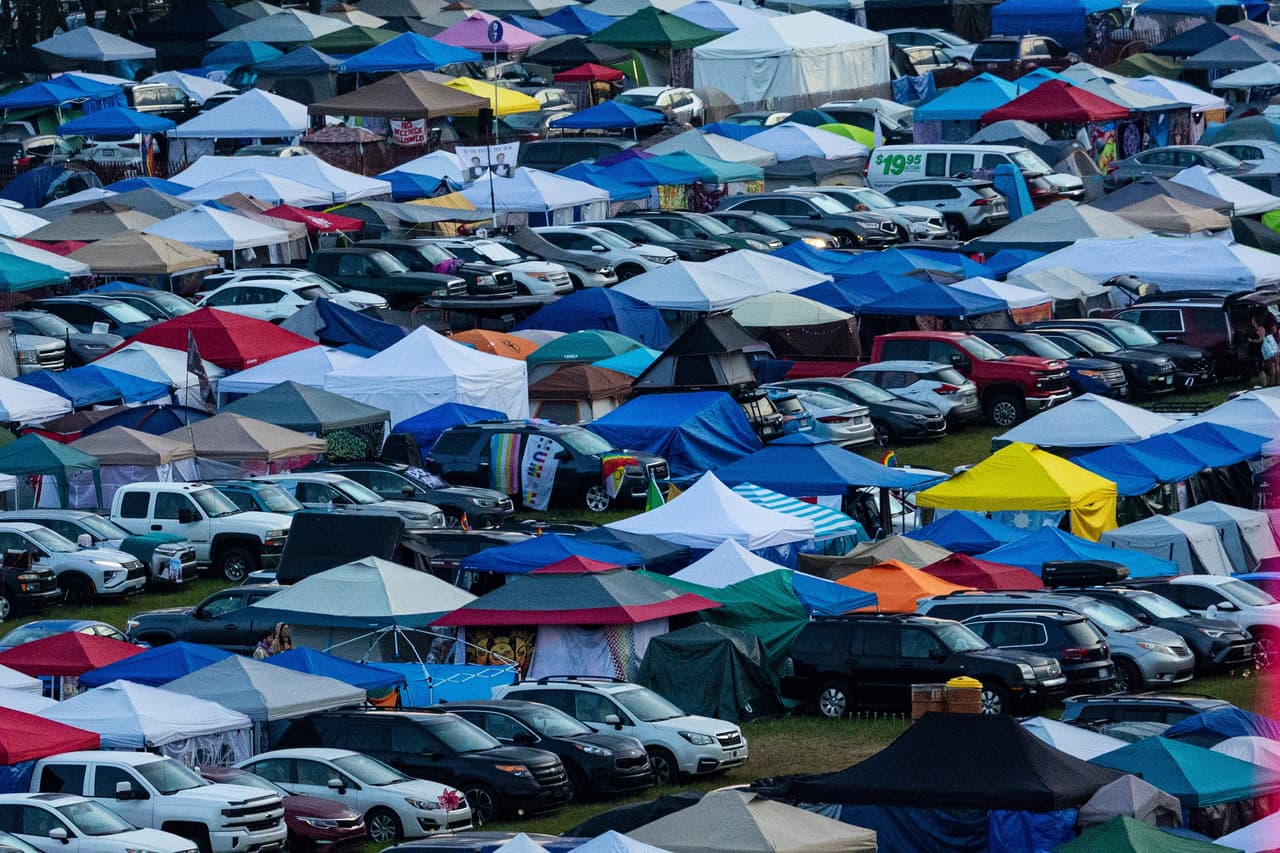 El FBI ofrece 15,000 dólares por pista clave sobre el bebé encontrado sin vida en un baño del festival Electric Forest