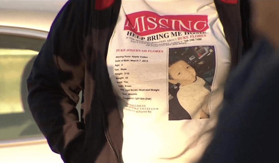 La madre de Duke Flores, Jackee Racquel Contreras, de 29 años, y su hermana gemela, Jennifer Rachel Contreras,
<a href="https://www.univision.com/local/los-angeles-kmex/arrestan-a-la-madre-y-la-tia-de-un-nino-con-autismo-reportado-como-desaparecido-en-apple-valley-video">fueron arrestadas en relación con la desaparición del niño</a>, según el Departamento del Sheriff del Condado de San Bernardino.