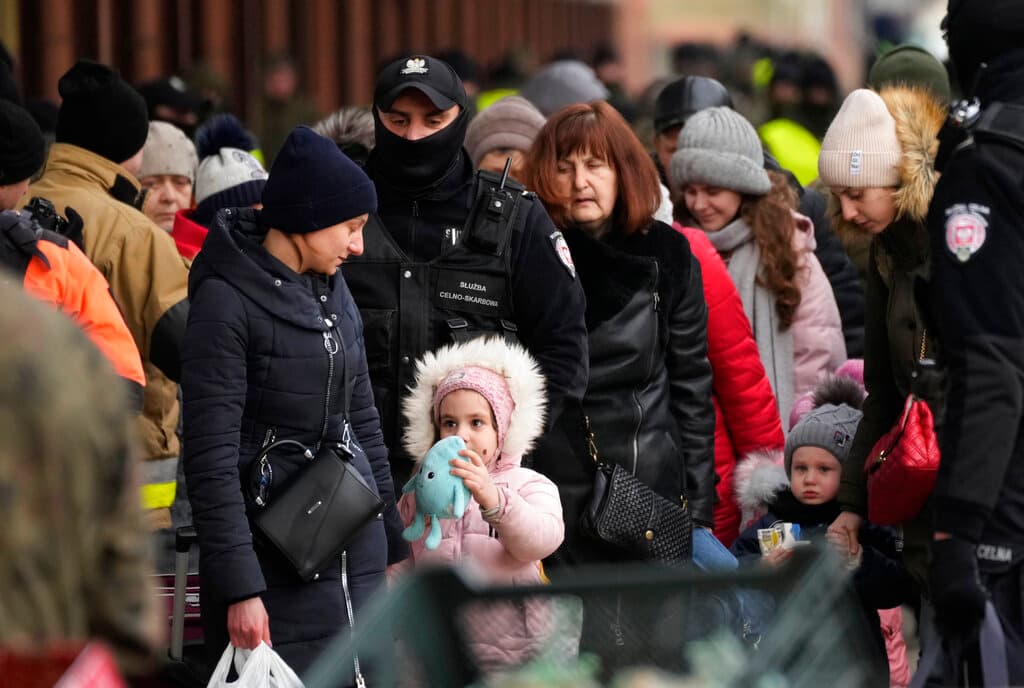Una niña sostiene su juguete de peluche después de llegar a la plataforma con un tren que parte de Lviv, Ucrania, en la estación de Przemysl, Polonia, el lunes 7 de marzo de 2022.