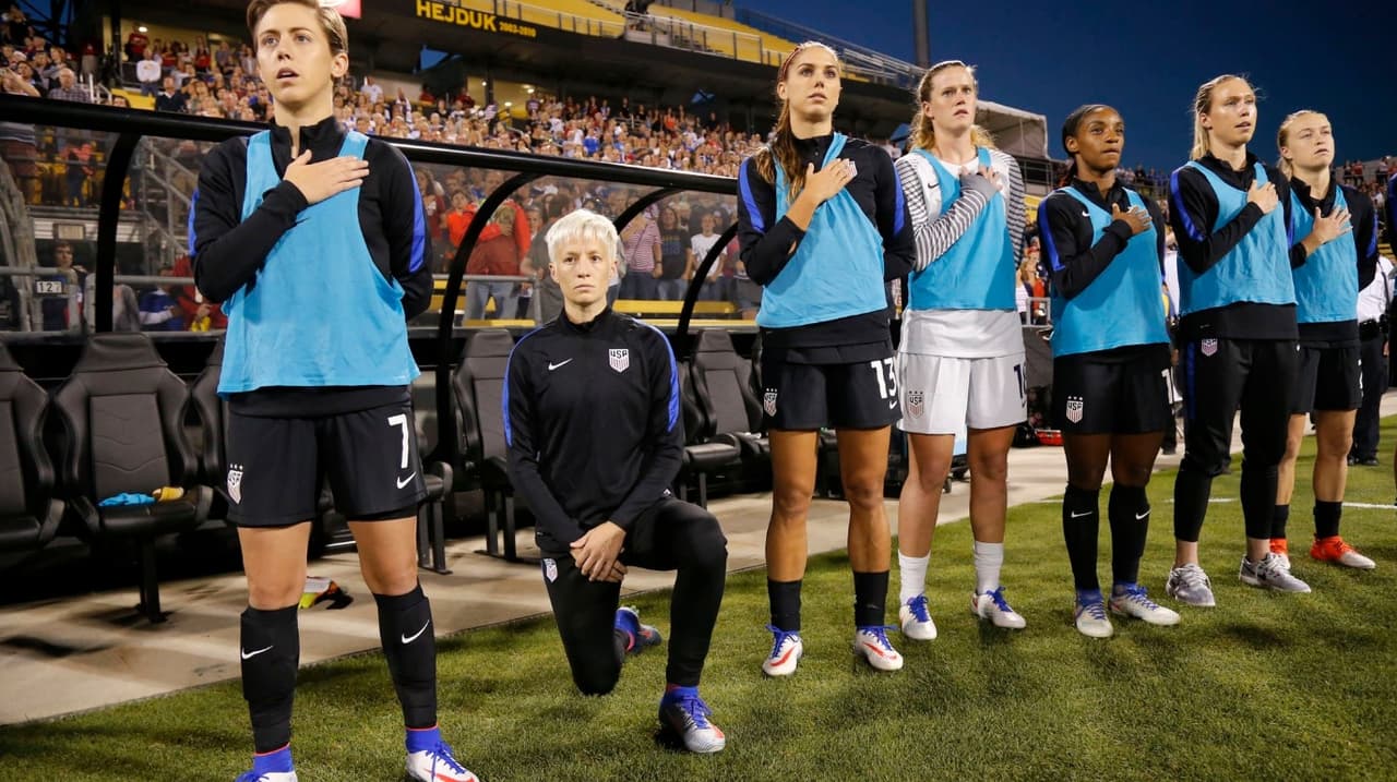 La futbolista de la selección femenil de Estados Unidos, Megan Rapinoe, es la primera mujer deportista en unirse a esta causa a pesar de probables sanciones de su federación. Rapinoe se ha hincado en dos partidos amistosos, ante Tailandia y ante Holanda.