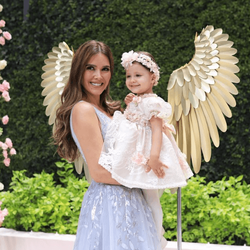 Favela reconoció que el tiempo pasa rápido: "Parece que fue ayer cuando nos descubrimos mi amada
<b><a href="https://www.univision.com/famosos/marlene-favela-hija-ventila-berrinches-fotos">Bella Seely, pero hoy hace tres años</a></b> que llegaste a iluminar mi universo".
<br>