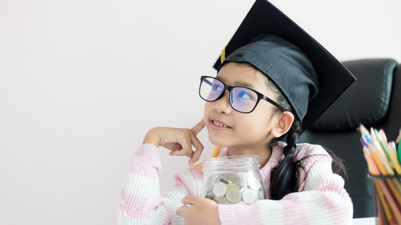 Así funciona este programa en Queens que ayuda a los padres a ahorrar para la universidad de sus hijos