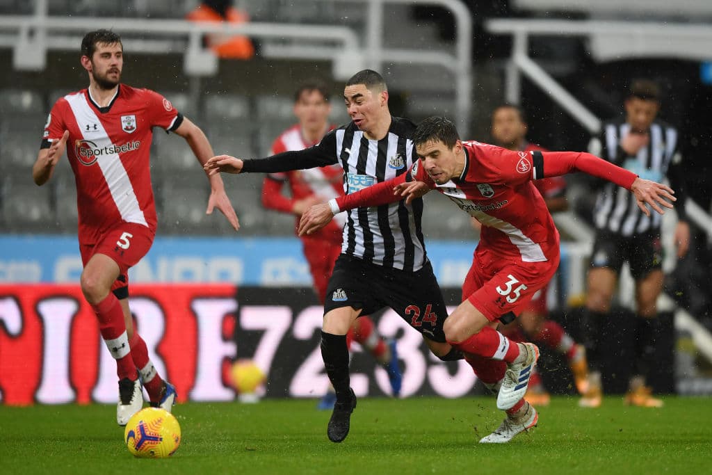 Newcastle venció en casa 3-2 al Southampton. Los locales llegaron a 25 puntos, mientras que Southampton se quedó con 29.