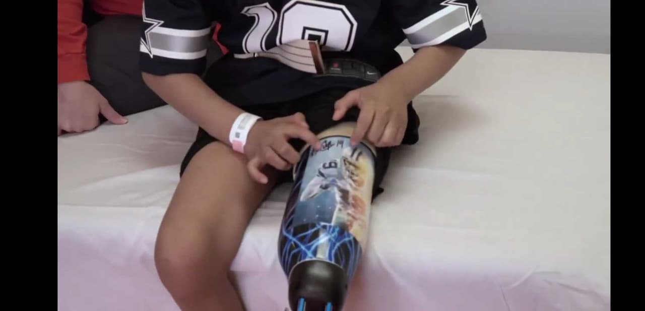 Julián Pérez muestra en el video la prótesis de su pierna izquierda firmada por Cooper, su gran ídolo de los Vaqueros de Dallas.