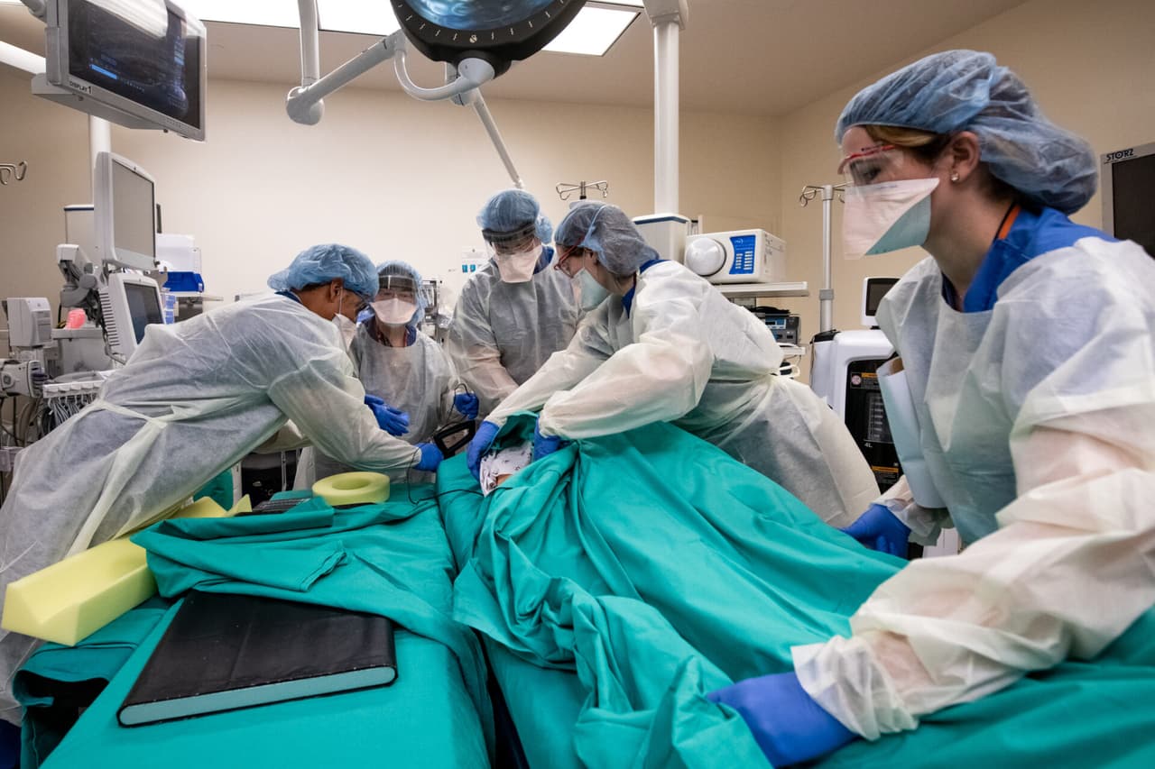 Las consideraciones a los familiares de los pacientes de covid-19 no son las mismas que la de los pacientes regulares. Por la naturaleza del virus, los infectados están prácticamente aislados de sus seres queridos y el peor de los casos mueren solos.