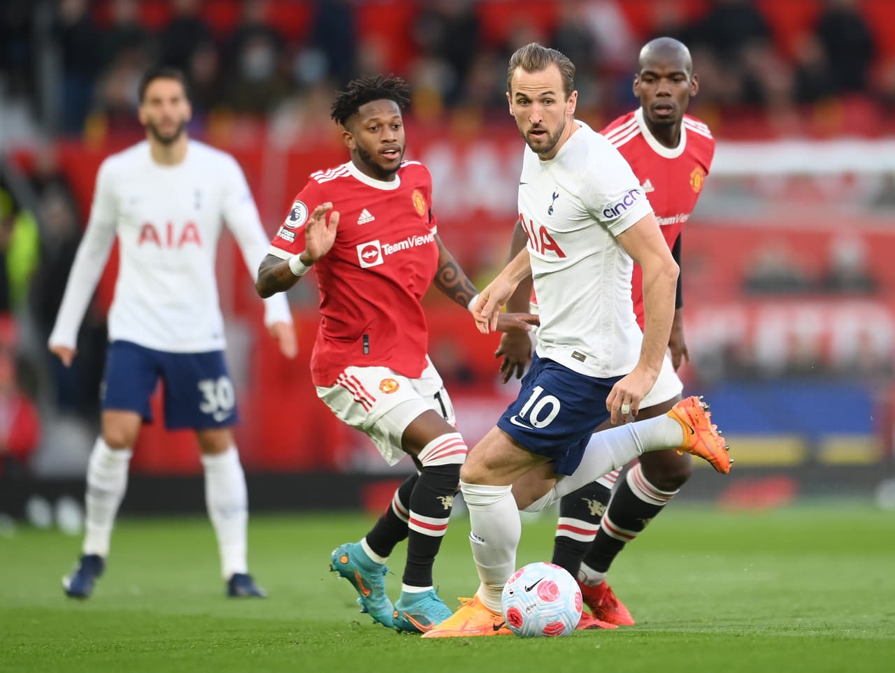Cristiano Ronaldo anotó hat-trick para que el Manchester United venciera 3-2 al Tottenham.