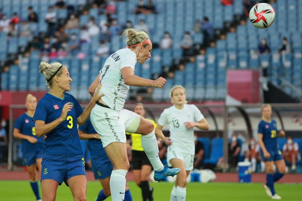Suecia imparable consigue su tercera victoria ante Nueva Zelanda con marcador de 2-0 y reafirma su calificación como primer lugar del grupo G. En Cuartos de Final, Suecia se medirá ante el equipo local y las 'kiwis' lo harán ante Gran Bretaña.