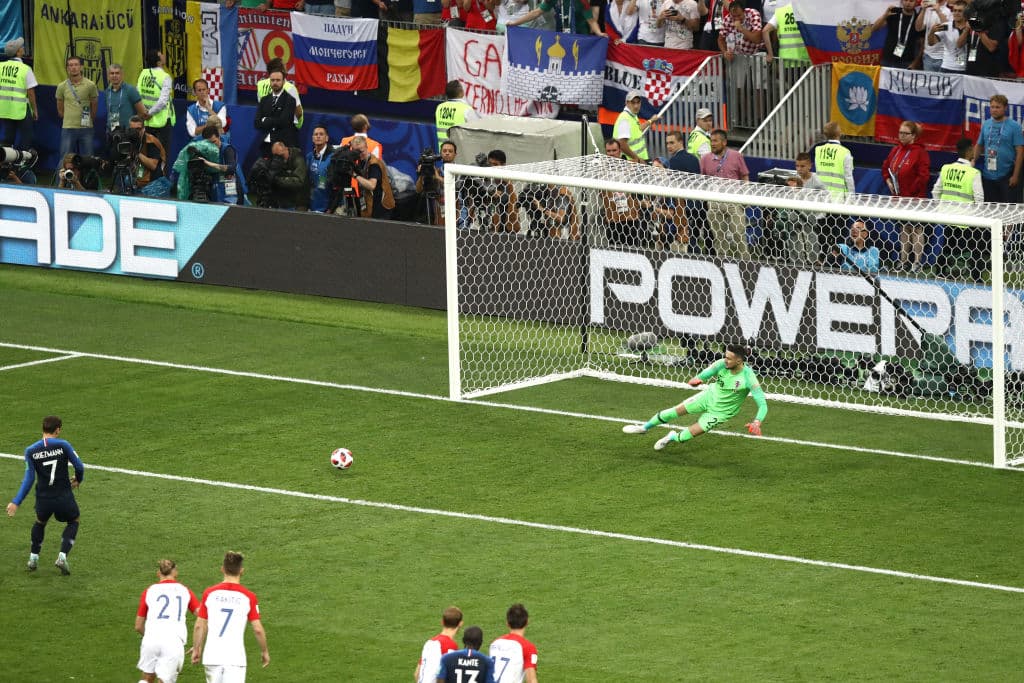 166.- Antoine Griezmann (Francia) anota de tiro penal luego de revisión del VAR. Francia 2-1 Croacia.
