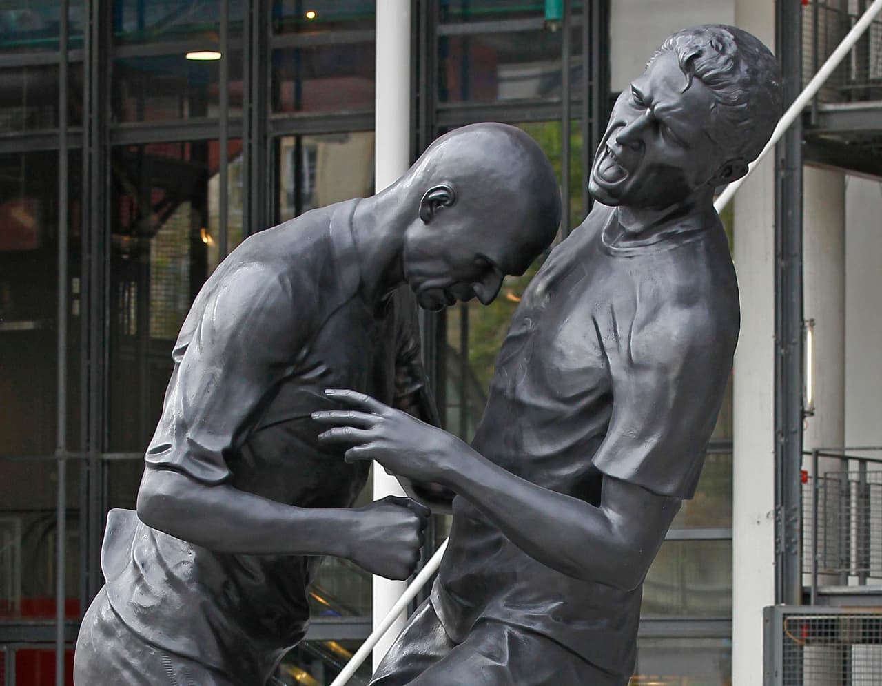 La escenificación de un cabezazo hecho escultura, Zidane y Matterazzi.