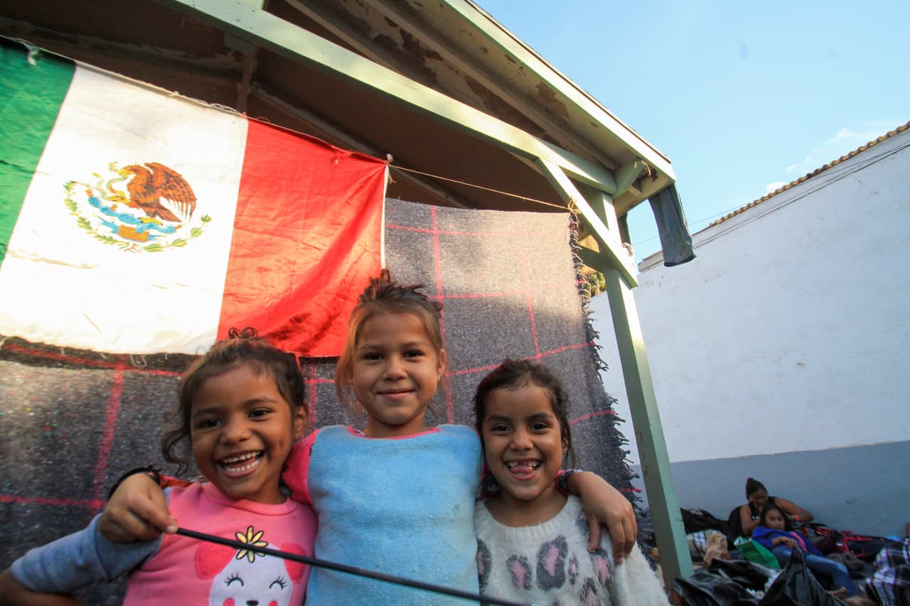 En medio del caos, tres hermanas sobrellevan su nueva realidad como migrantes de la caravana