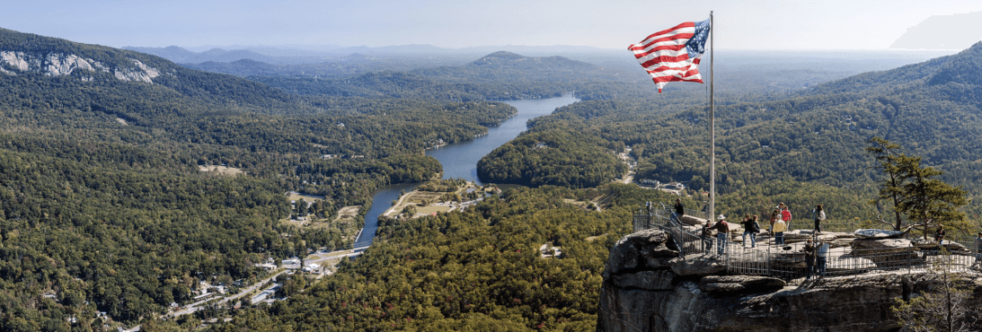 1.
<b>Visiten un parque estatal</b>. Si lo tuyo es pasarla tranquilo en la naturaleza, Carolina del Norte cuenta con una
<b><a href="https://www.univision.com/local/north-carolina-wuvc/descubre-los-mejores-parques-de-carolina-del-norte-y-sus-riquezas-naturales-fotos">amplia selección de opciones que harán del feriado algo inolvidable</a></b>.