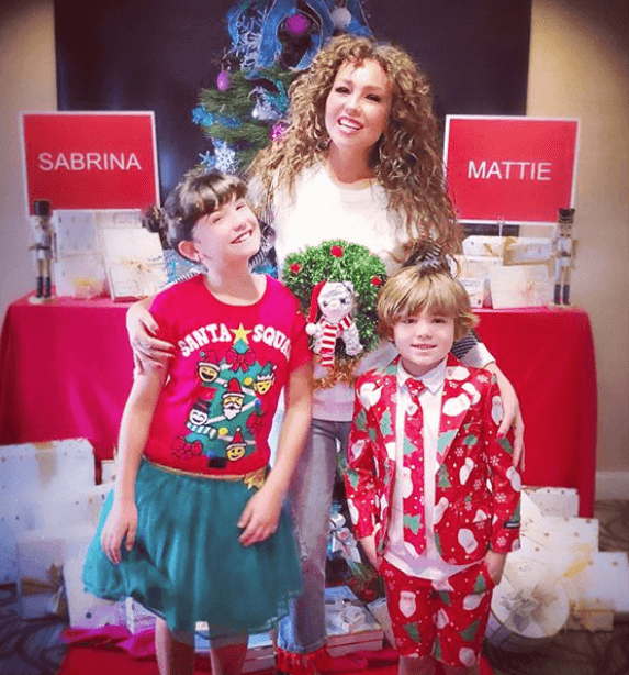 Sabrina y Matthew usaron divertidos atuendos para la cena de Nochebuena, mientras que Thalía se puso un ‘ugly sweater’.