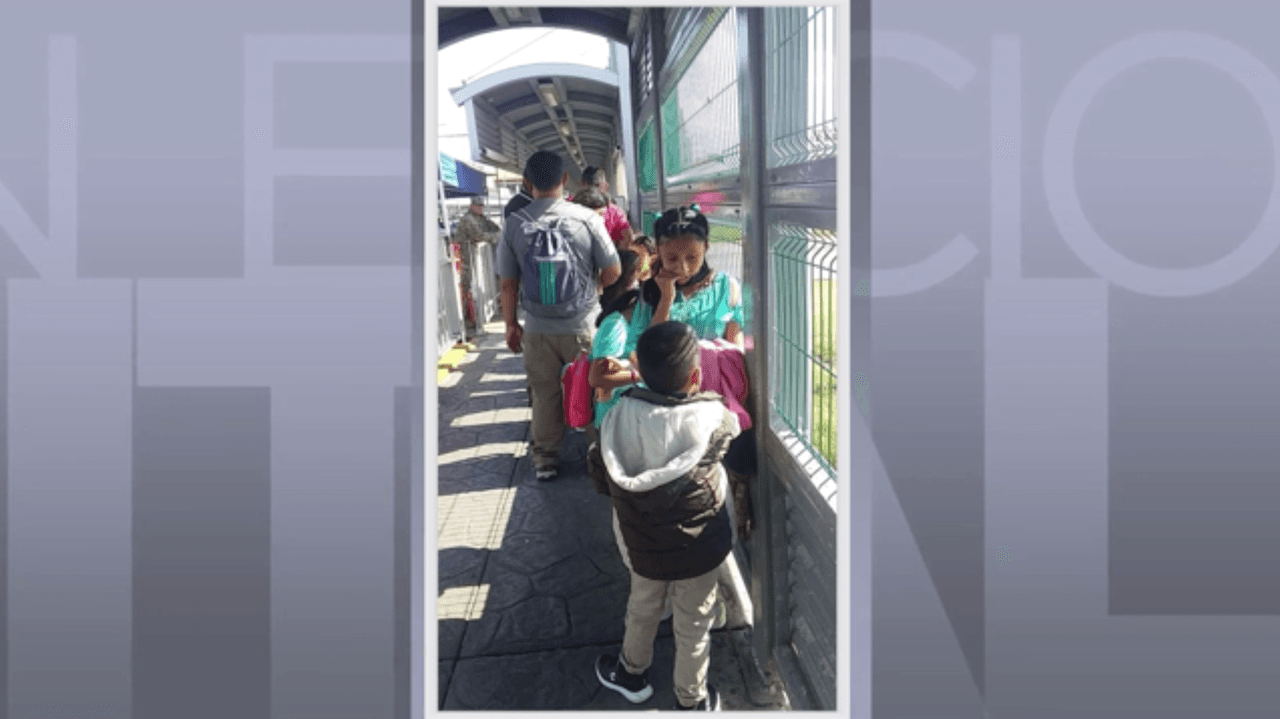 "Nos ayudaron para que los niños lleguen a la frontera donde nosotros presentamos su caso con todos los hechos. Como 'United giving hope' presentamos el caso al policía fronteriza identificando el peligro inminente, una crisis humanitaria y presentando un paquete con toda la información para apoyar el caso", explicó Julie Contreras, directora nacional de la organización ‘United giving hope’, que aboga por los derechos de inmigrantes en el área de Waukegan.
<br>