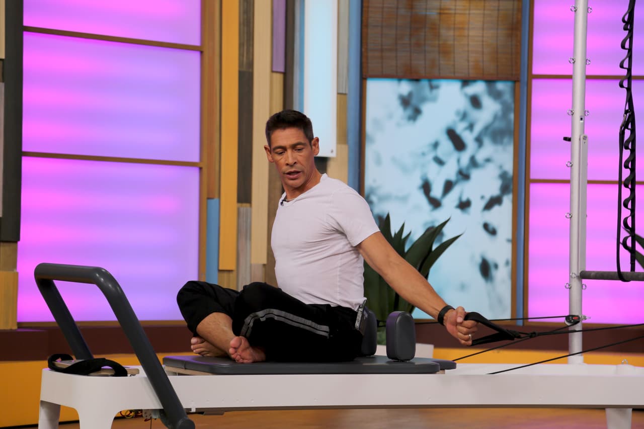 Con ayuda de las ligas, Johnny puso a prueba sus músculos.