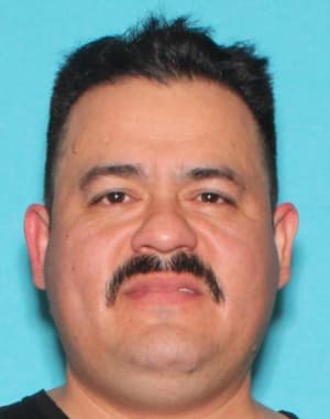 Su nombre completo es
<b>Carlos José Ayala Morales</b> y por información que permita su arresto se ofrecen hasta $5,000 de recompensa.
<br>
<br>Ayala Morales es un delincuente sexual convicto que debe registrarse cada tres meses. Tiene vínculos con el condado de Harris, incluyendo la ciudad de Houston, en Texas.
<br>
<br>En 2000, Ayala Morales fue condenado por robo y posteriormente sentenciado a 6 meses de prisión.
<br>
<br>En 2018, había sido condenado
<b>por evadir un arresto con un vehículo y posteriormente fue sentenciado a 7 años de prisión</b>.
<br>
<br>Ese mismo año, fue condenado por tres cargos de indecencia con un menor de edad, por contacto sexual, tras incidentes
<b>con dos menores de 14 años y una de 12 años. </b>
<br>
<br>Morales Ayala también fue condenado en 2018 por indecencia con un niño, por exposición, tras un incidente con una niña de 8 años.
<br>
<br>Posteriormente fue condenado a 7 años de prisión por cada delito.
<br>
<br>El 10 de febrero de 2025,
<b>se emitió una orden de arresto en su contra, en el condado de Harris, por intento de contacto sexual indecente con una menor de 7 años en Houston.</b>