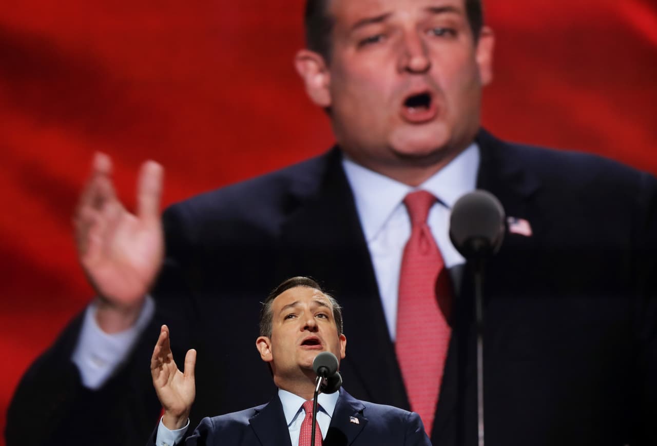 <b>Ted Cruz contra Trump en la convención.</b> Las diferencias entre Cruz y Trump escandalizan la C
<b><a href="http://www.univision.com/noticias/convencion-republicana/ted-cruz-se-abstiene-de-apoyar-a-trump-y-este-le-revienta-el-cierre-de-su-presentacion">onvención Nacional Republicana de Cleveland</a></b>. Aunque lo felicitó por la nominación, Cruz se abstuvo de apoyar Donald Trump durante su presentación. Justo antes del final del discurso de Cruz, el empresario desde la tribuna distrajo la atención de los presentes. 20 de julio de 2016.
<br>