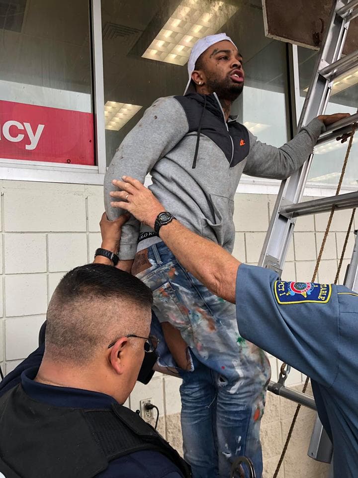 Los agentes que participaron en el operativo tuvieron que usar largas escaleras para subirse al cielorraso a buscar y sacar a los sospechosos.