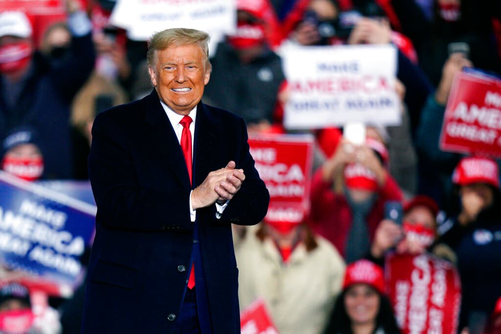 El presidente Donald Trump aparece en un mitin en HoverTech International, el lunes 26 de octubre del 2020, en Allentown, Pensilvania.