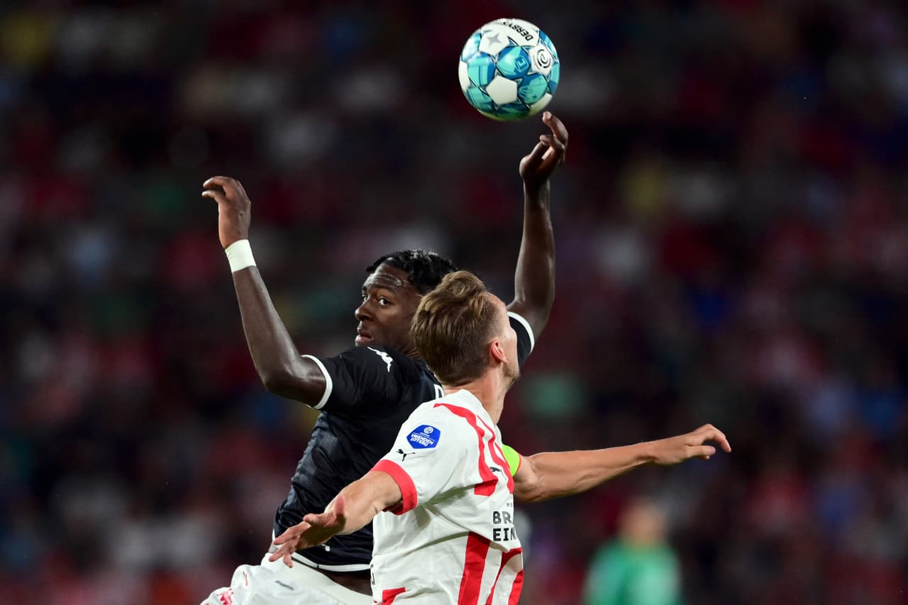 En el tiempo añadido se vivió una auténtica batalla con futbolistas llevados al extremo, pero que no dejaban de buscar el arco rival.
<br>